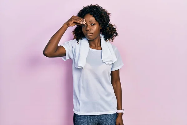 Genç Afro Amerikalı Kadın Spor Giysisi Havlu Giyiyor Alnındaki Sorun — Stok fotoğraf