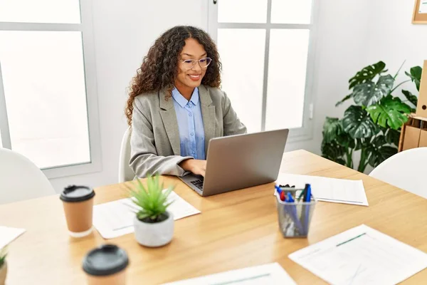 Joven Latina Sonriendo Confiada Trabajando Oficina —  Fotos de Stock