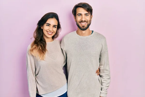 Pareja Hispana Joven Que Viste Ropa Casual Con Una Sonrisa —  Fotos de Stock