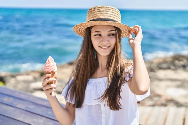 Adorable Fille Touriste Souriant Confiance Manger Crème Glacée Bord Mer — Photo