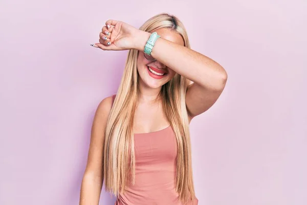 Mladá Blondýnka Sobě Ležérní Oblečení Zakrývající Oči Rukou Vesele Usmívající — Stock fotografie