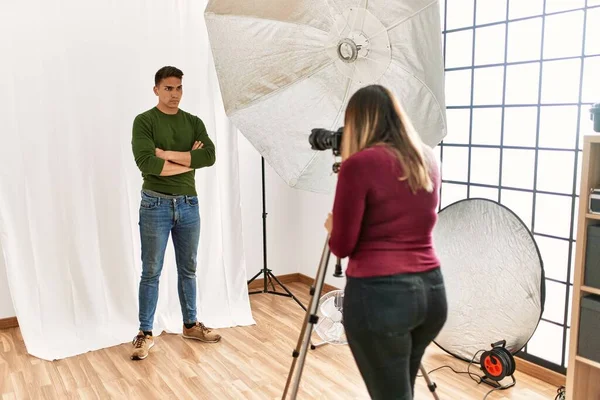 Joven Estudio Fotografía Escéptico Nervioso Desaprobando Expresión Cara Con Los — Foto de Stock