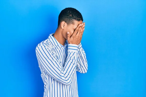 Mladý Africký Američan Nosí Ležérní Oblečení Smutným Výrazem Zakrývající Obličej — Stock fotografie