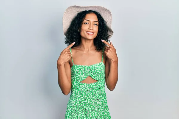 Menina Latina Usando Chapéu Verão Sorrindo Alegre Mostrando Apontando Com — Fotografia de Stock