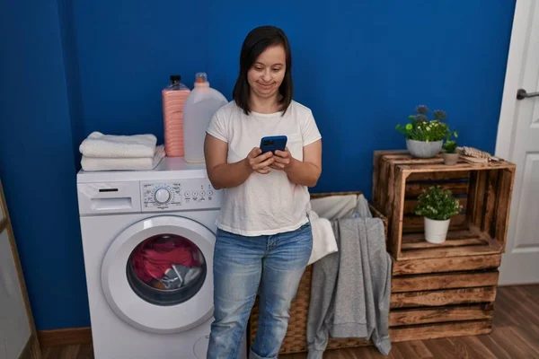 Syndrom Žena Pomocí Smartphone Čeká Pračku Prádelně — Stock fotografie