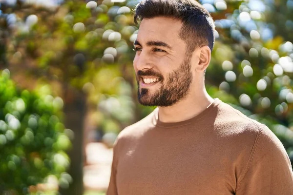 Jovem Hispânico Sorrindo Confiante Parque — Fotografia de Stock