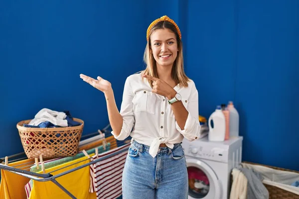 Junge Blonde Frau Der Waschküche Überrascht Und Lächelt Die Kamera — Stockfoto