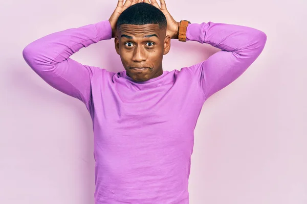 Jonge Zwarte Man Draagt Casual Roze Trui Doen Konijnenoren Gebaar — Stockfoto