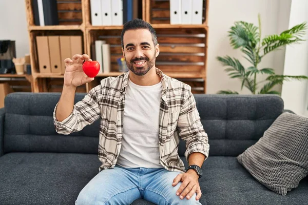 Joven Hombre Hispano Con Barba Trabajando Terapia Amor Oficina Consulta — Foto de Stock