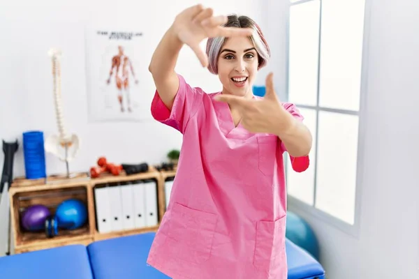 Молода Медсестра Яка Працює Клініці Відновлення Болю Посміхається Роблячи Рамку — стокове фото