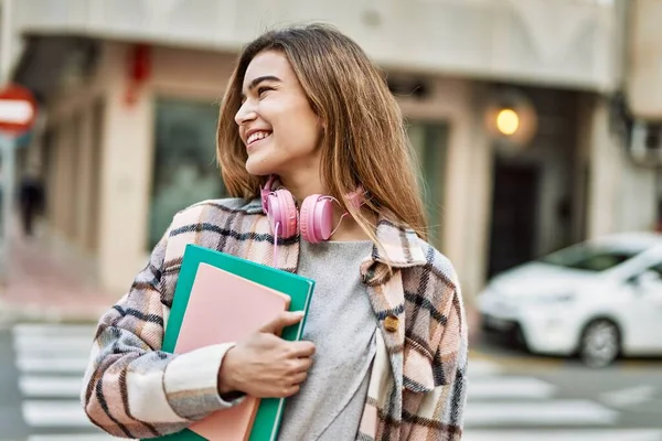 Junge Blonde Frau Mit Kopfhörern Lächelt Selbstbewusst Und Hält Bücher — Stockfoto