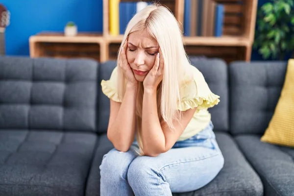 Joven Mujer Rubia Deprimida Sentada Sofá Casa — Foto de Stock