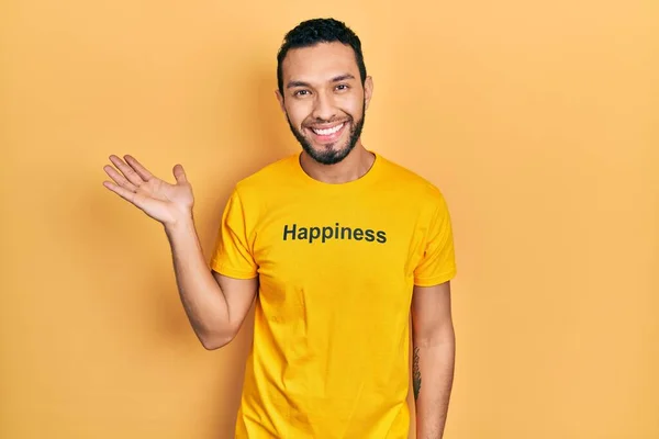 Hispanischer Mann Mit Bart Trägt Shirt Mit Glückwunschbotschaft Lächelt Fröhlich — Stockfoto