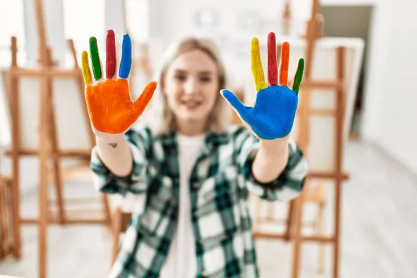 Młody Artysta Student Dziewczyna Uśmiech Szczęśliwy Pokazując Kolorowe Malowane Ręce — Zdjęcie stockowe
