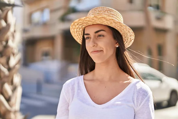 Young Hispanic Woman Tourist Smiling Confident Standing Street — Zdjęcie stockowe