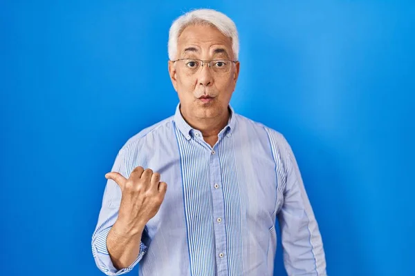 Hispanic Senior Man Wearing Glasses Surprised Pointing Hand Finger Side — Stock Photo, Image