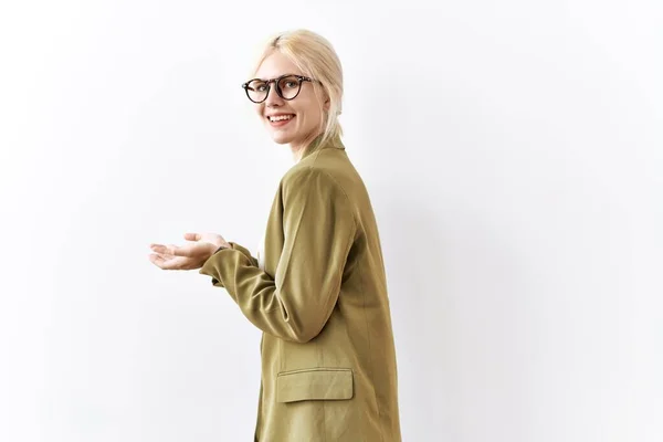 Beautiful Caucasian Business Woman Standing Isolated Background Pointing Aside Hands — Fotografia de Stock