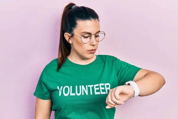 Młoda Latynoska Kobieta Ubrana Ochotniczą Koszulkę Sprawdza Czas Zegarku Zrelaksowana — Zdjęcie stockowe