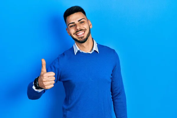 Homem Hispânico Jovem Com Barba Vestindo Camisola Azul Casual Fazendo — Fotografia de Stock