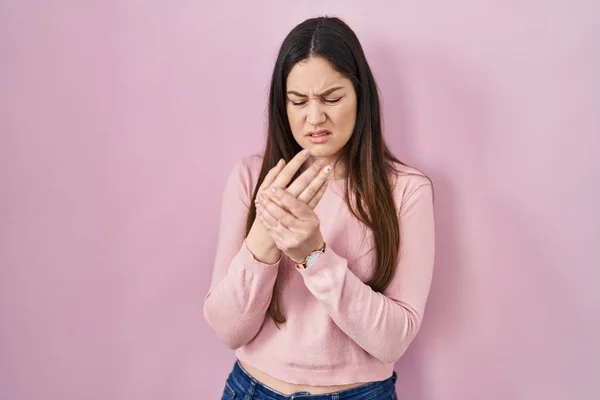 Junge Brünette Frau Die Vor Rosa Hintergrund Steht Leidet Unter — Stockfoto