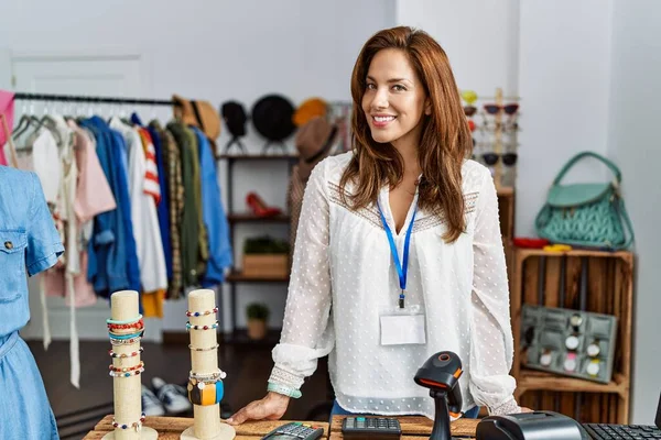 Mladý Latinsky Žena Obchodník Úsměvem Sebevědomě Pracuje Obchodě Oblečením — Stock fotografie