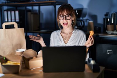 Bilgisayarla çalışan ve yemek yiyen genç bir kadın avuç içlerini açıp fotokopi alanı gösteren, mutlu bir gülümseme gösteren bir reklam sunuyor. 