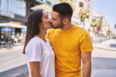 Genç Latin çift şehirde öpüşüyor ve sarılıyor..