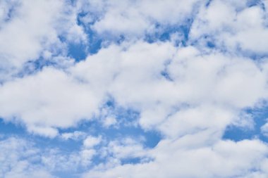 Güneşli bir günde bulutlu güzel mavi gökyüzü