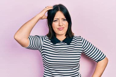 Gündelik kıyafetler giyen genç İspanyol kadın soru sorup kafasını karıştırıyor. Şüpheyle kararsız, kafa kafaya düşünerek. Düşünceli kavram. 