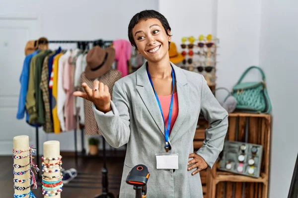 Young Hispanic Woman Shopkeeper Smiling Confident Speaking Clothing Store — Photo