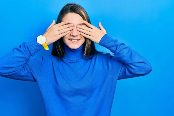 터틀넥 스웨터를 소녀는 손으로 명랑하고 유쾌하게 맹목적 — 스톡 사진