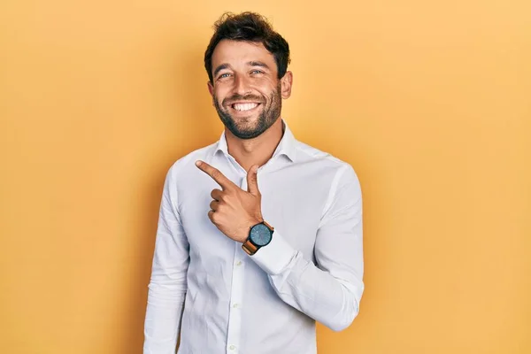 Schöner Mann Mit Bart Trägt Legeres Weißes Shirt Lächelt Fröhlich — Stockfoto