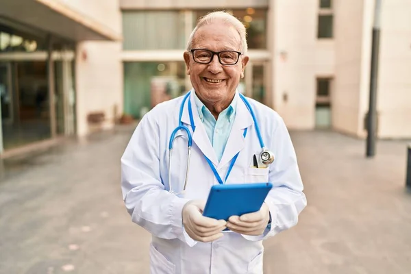 Homem Sênior Vestindo Uniforme Médico Usando Touchpad Rua — Fotografia de Stock