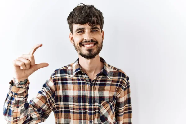 Hispanic Man Beard Standing Isolated Background Smiling Confident Gesturing Hand — Stock Photo, Image