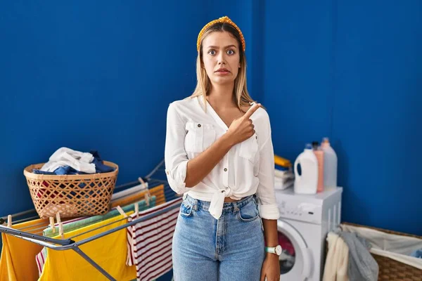 Junge Blonde Frau Der Waschküche Zeigt Besorgt Und Nervös Mit — Stockfoto