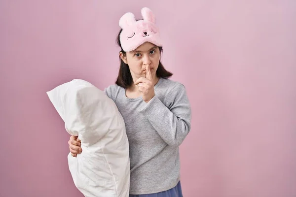 Mulher Com Síndrome Usando Máscara Dormir Abraçando Travesseiro Pedindo Para — Fotografia de Stock