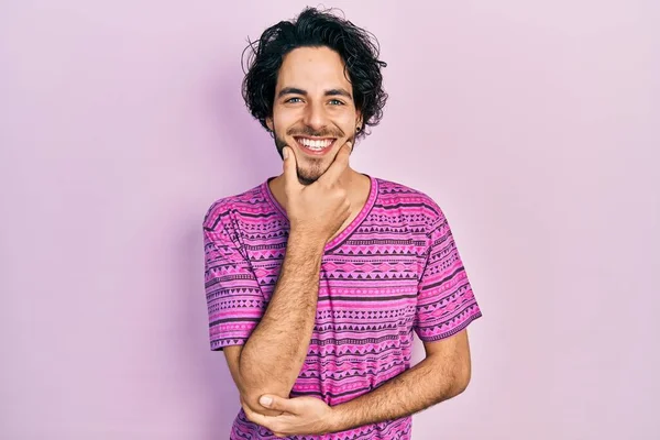 Bonito Homem Hispânico Vestindo Camisa Rosa Casual Olhando Confiante Para — Fotografia de Stock