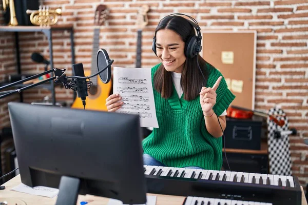 Junge Südasiatin Macht Online Musikanleitung Und Zeigt Glücklich Lächelnde Notenblätter — Stockfoto