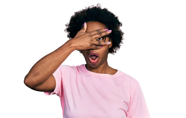 Afroamerikanerin Mit Afrohaaren Lässiger Kleidung Und Brille Die Schockiert Gesicht — Stockfoto