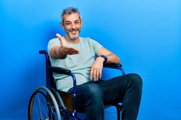 Красивий Чоловік Середнього Віку Сірим Волоссям Сидячи Інвалідному Візку Усміхнений — стокове фото