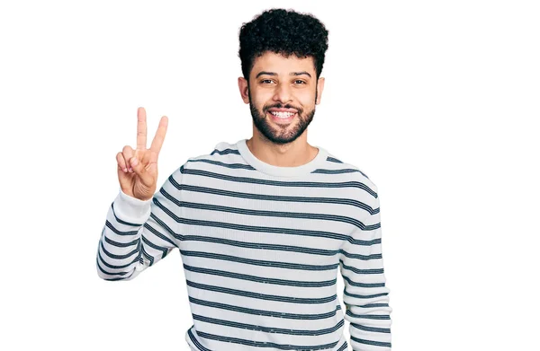 Jonge Arabier Man Met Baard Draagt Casual Gestreepte Trui Glimlachend — Stockfoto