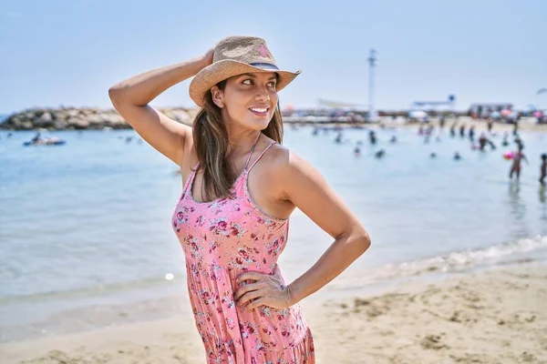 Bruneta Žena Těší Letní Den Pláži — Stock fotografie