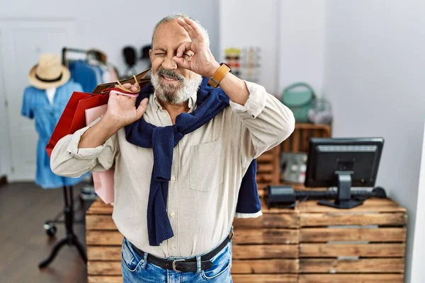 Hübscher Älterer Herr Mit Einkaufstaschen Boutique Geschäft Macht Geste Mit — Stockfoto