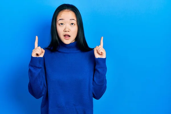 Ung Kinesisk Flicka Bär Casual Kläder Förvånad Och Förvånad Tittar — Stockfoto