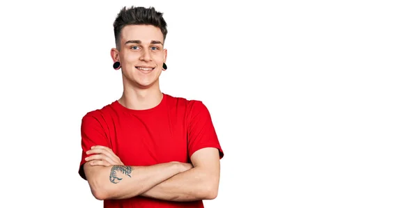 Jonge Blanke Jongen Met Oorverwijding Met Casual Rood Shirt Vrolijk — Stockfoto