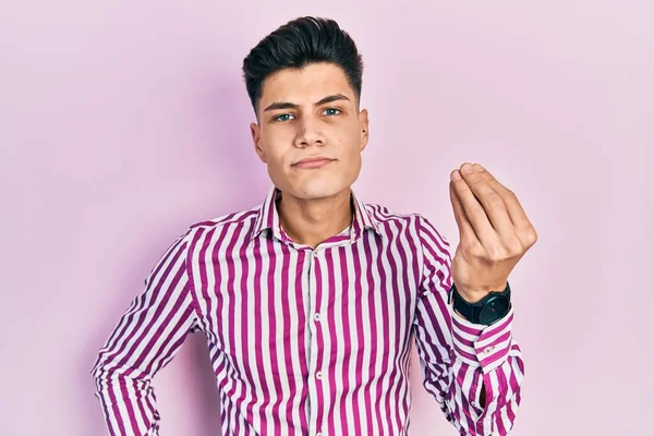 Mladý Hispánec Nosit Ležérní Oblečení Dělá Italská Gesta Rukou Prsty — Stock fotografie