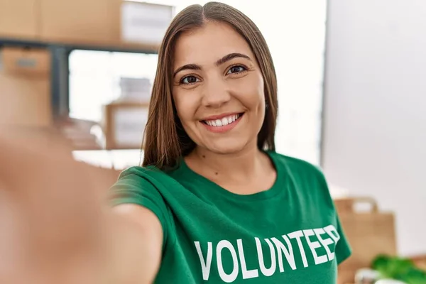Ung Latinamerikansk Kvinna Bär Volontär Uniform Gör Selfie Vid Kameran — Stockfoto