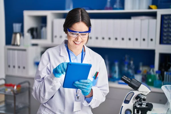 Young Woman Scientist Using Touchpad Laboratory — Foto de Stock