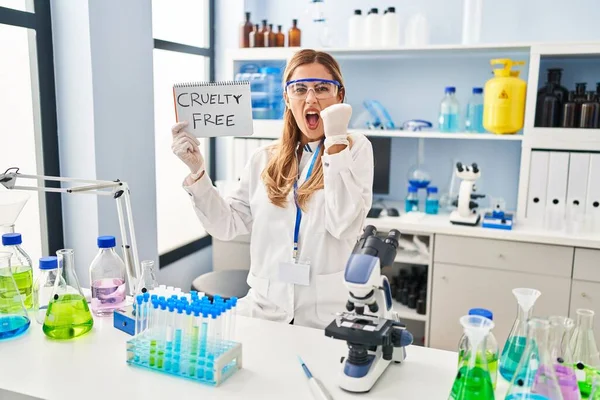 Jovem Cientista Loira Mulher Trabalhando Laboratório Livre Crueldade Irritado Frustrado — Fotografia de Stock