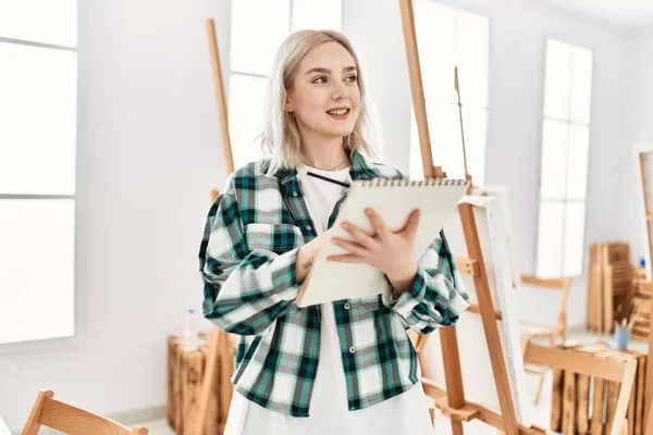Joven Estudiante Artista Sonriendo Feliz Pintura Estudio Arte —  Fotos de Stock